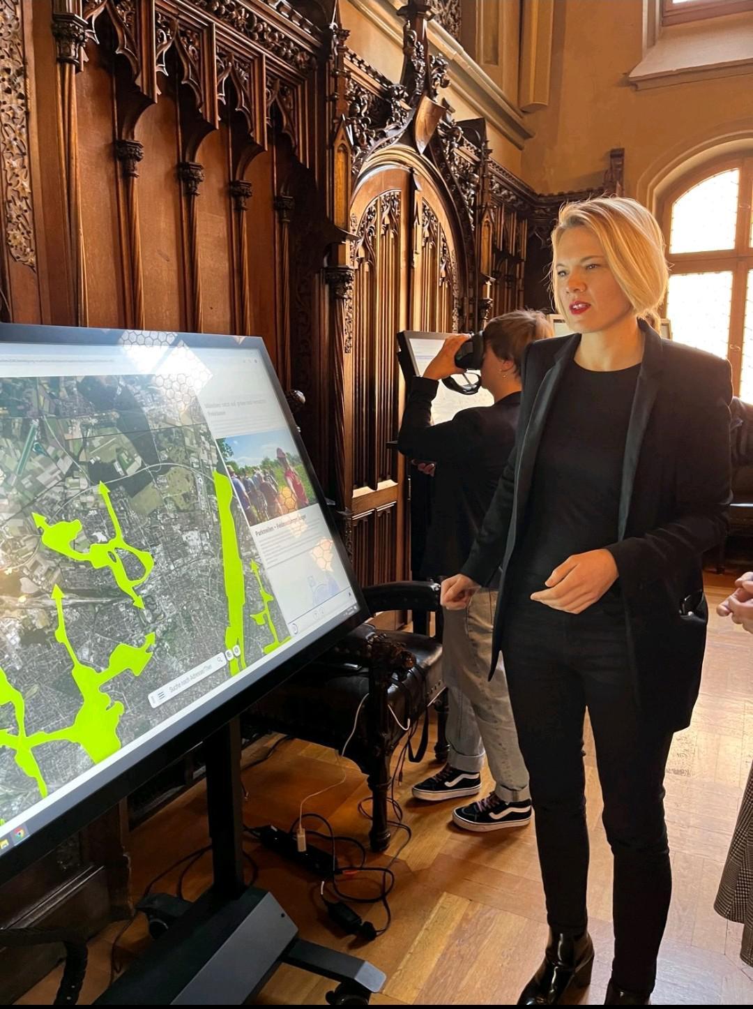 Münchens CDO Laura Dornheim an einem Touchtable mit DIPAS_stories